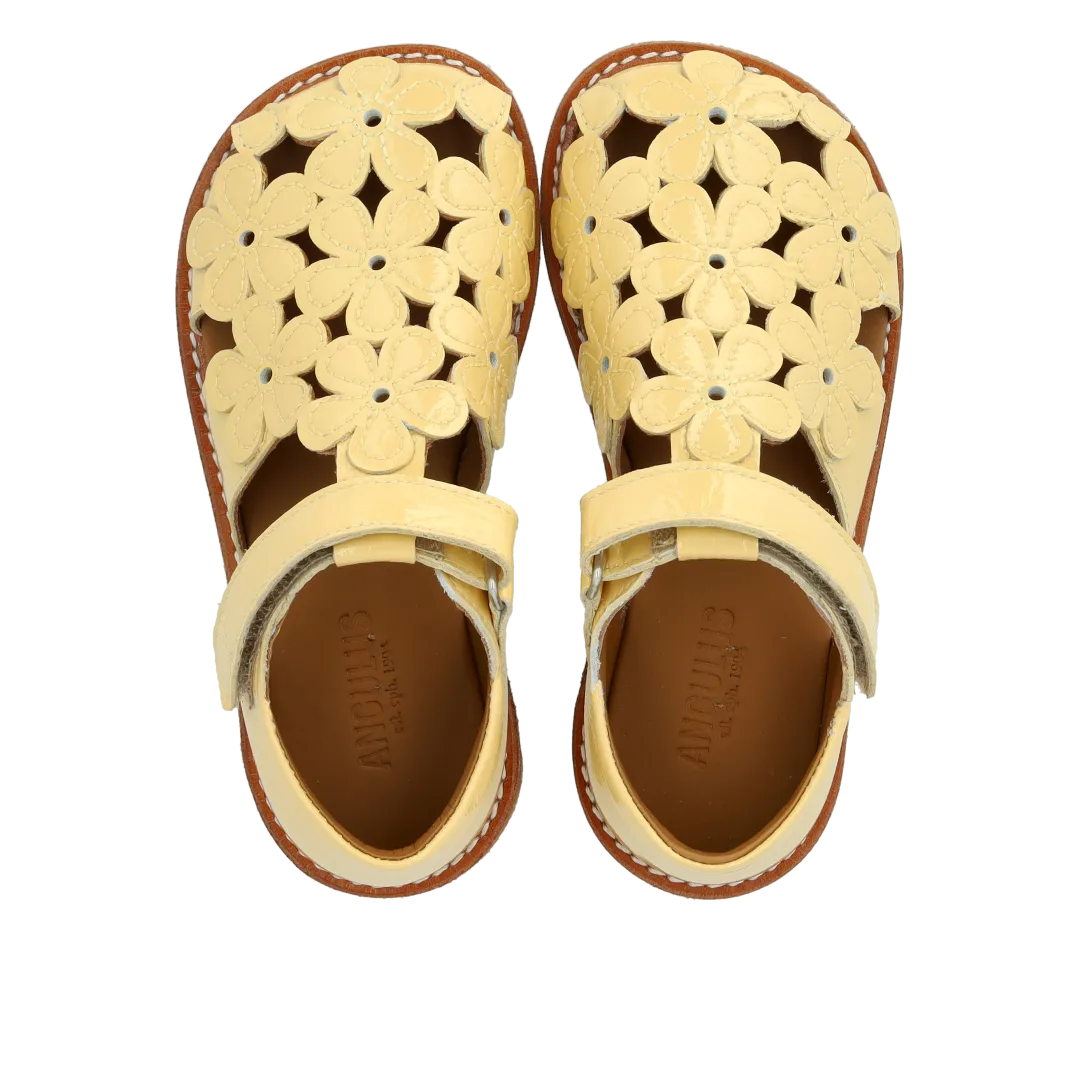 Sandal with floral details