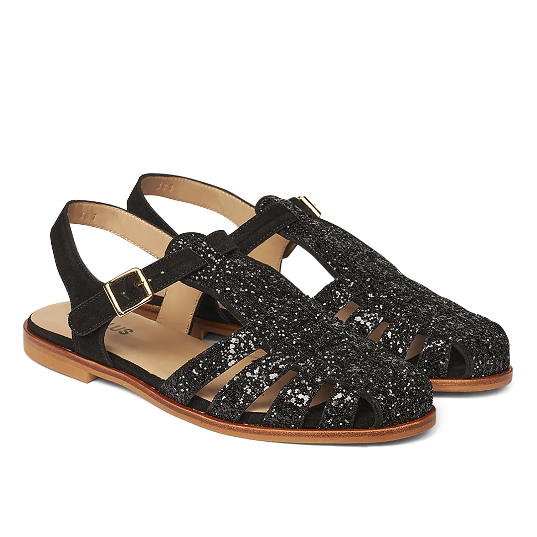 Strap sandal with buckle