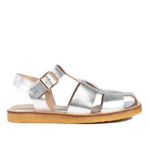 Strap sandal with buckle