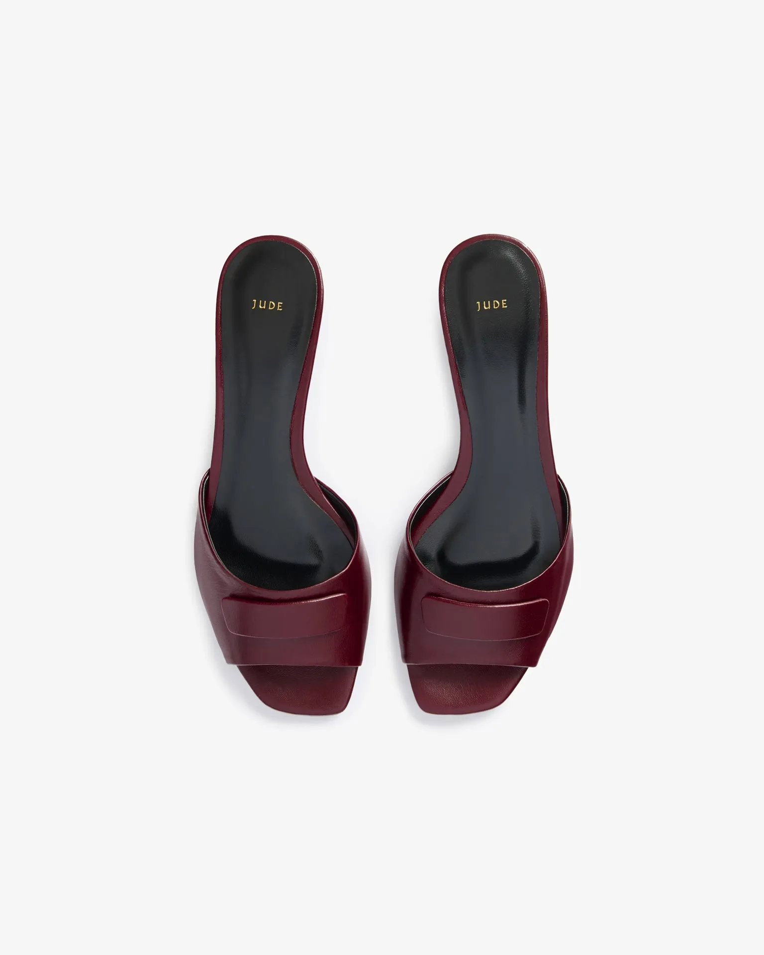 Taina in Bordeaux Leather