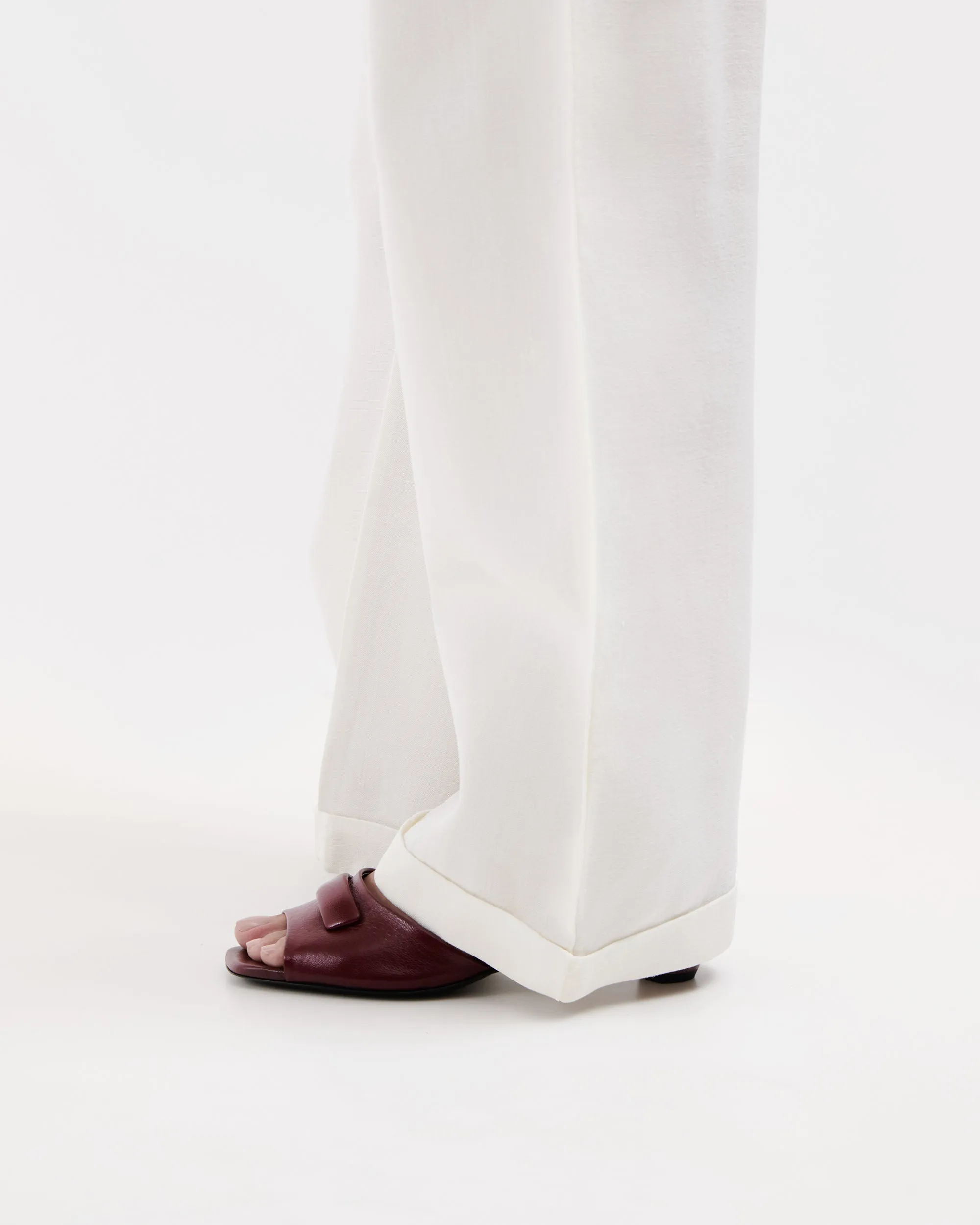 Taina in Bordeaux Leather