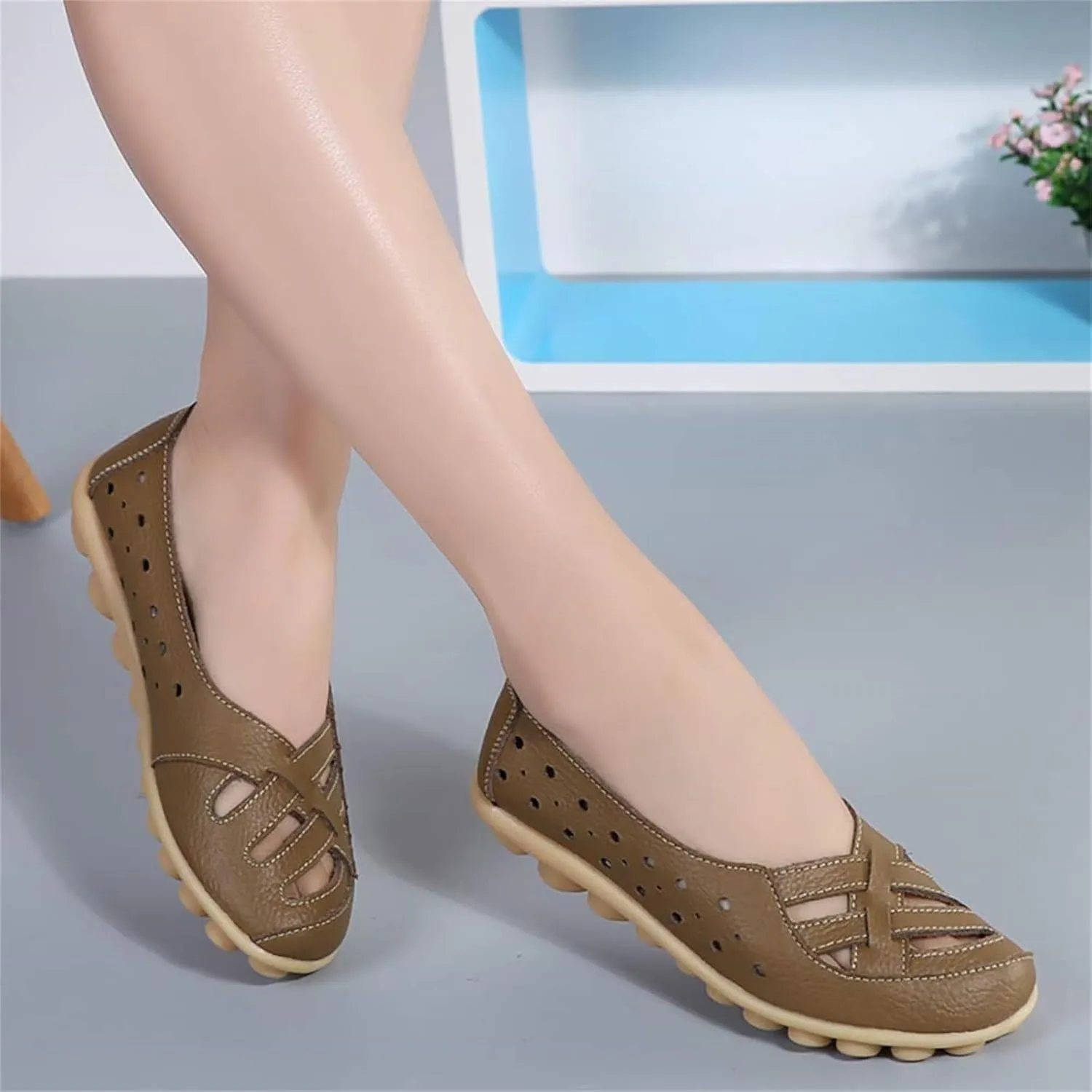 Womens Sandals Fashion Flats Closed Toe Sandals Lightweight Breathable Hollow Out Sandal Comfortable Leather Loafers Cross Walking Flat Shoes Summer Slip-On Shoes